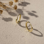 Silvbreeze Lina Gold Huggie Earrings