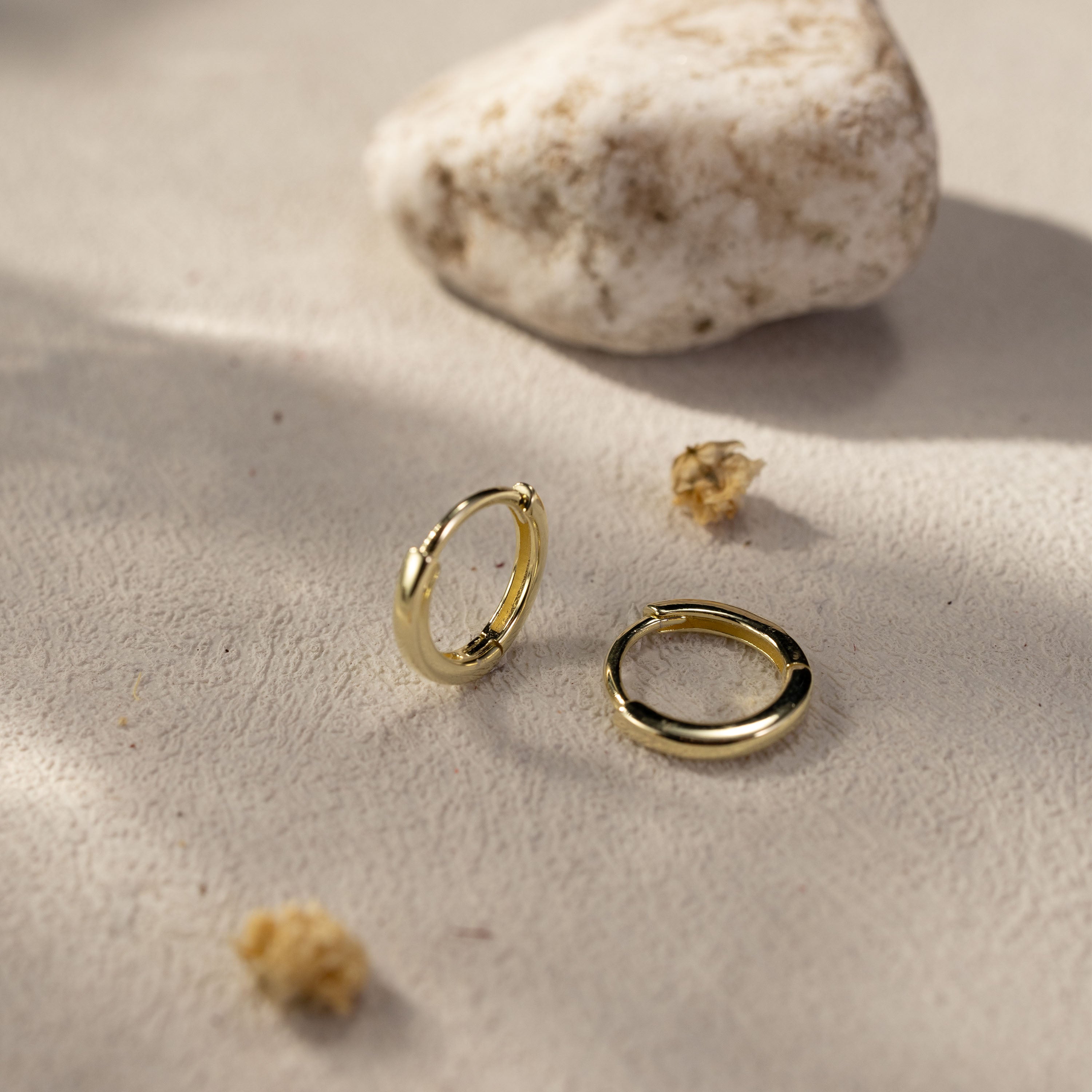 Silvbreeze Lina Gold Huggie Earrings