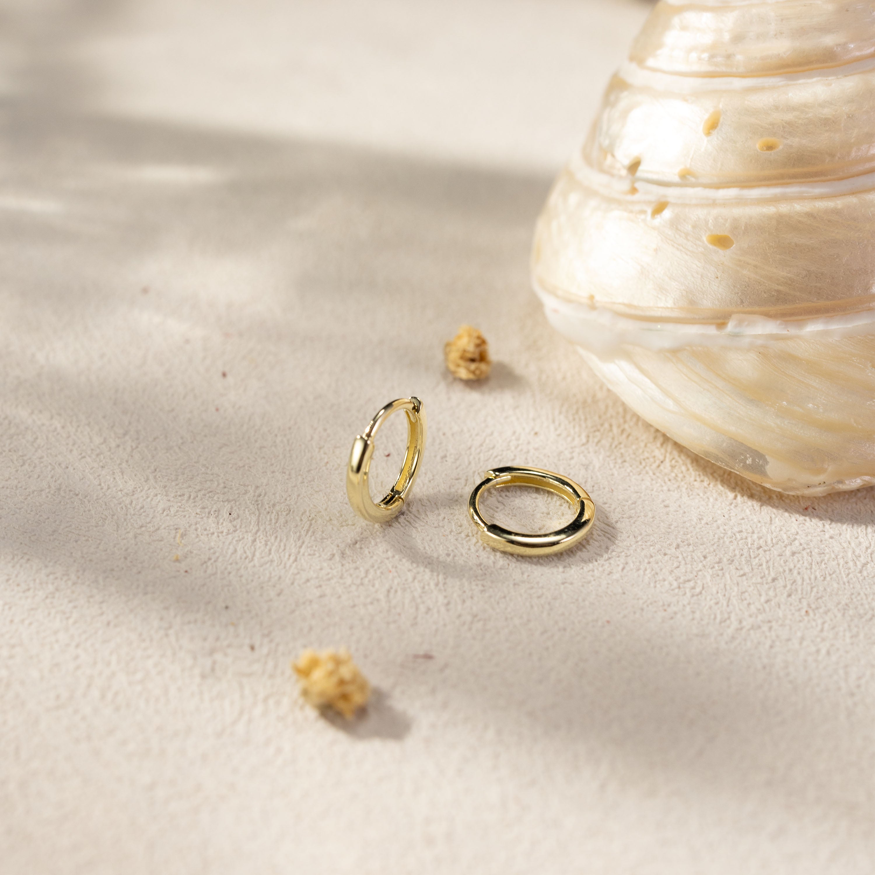 Silvbreeze Lina Gold Huggie Earrings