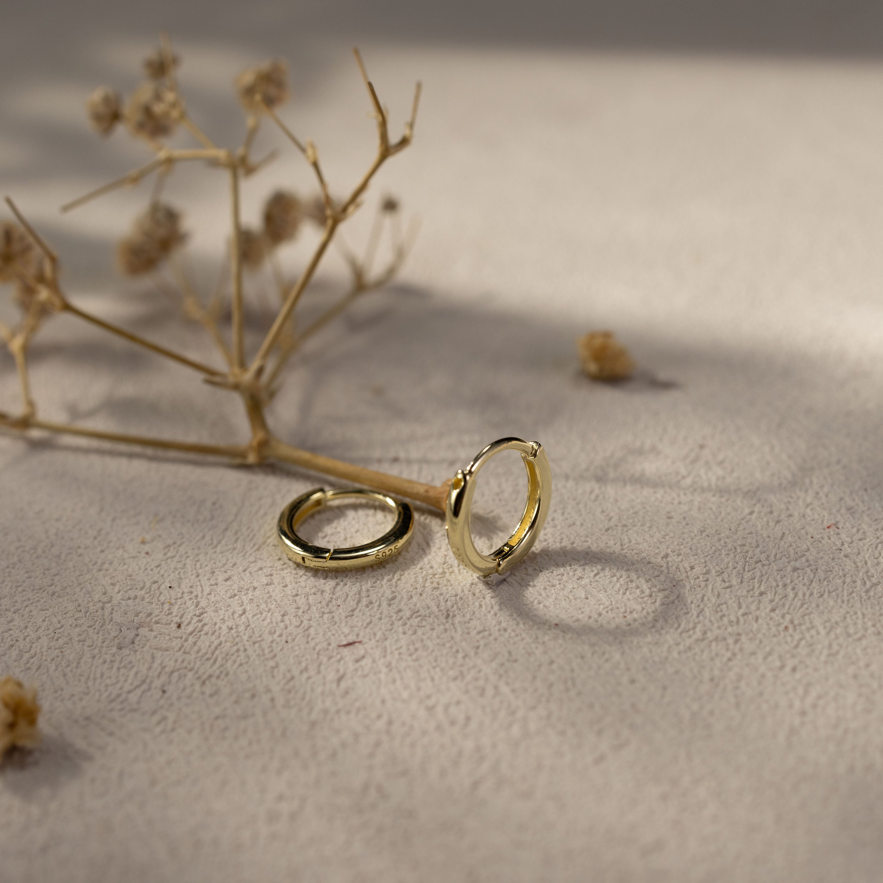 Silvbreeze Lina Gold Huggie Earrings