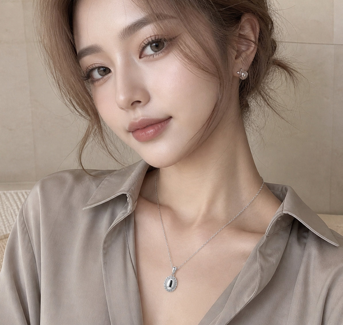 一位女性佩戴的銀鑲黑瑪瑙橢圓形吊墜項鍊，在柔和的肖像光線下展現出優雅簡約的風格